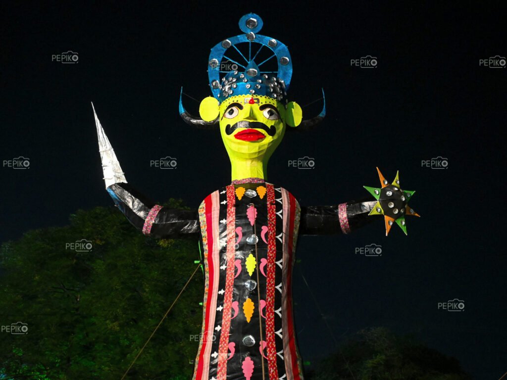 
									Large statue of the Raavan